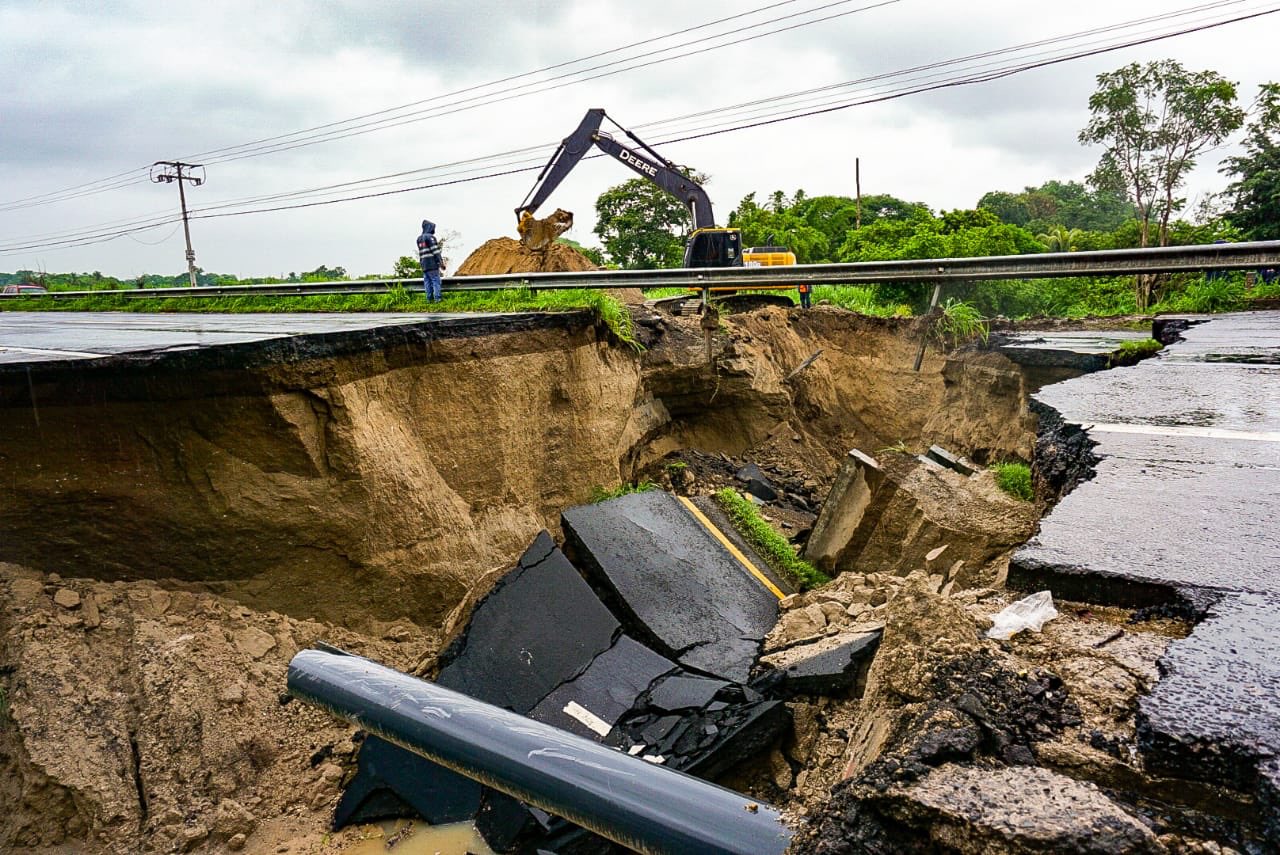 Obras Públicas inicia intervención de cárcava que cortó el camino, carretera a Quezaltepeque obras-publicas-inicia-intervencion-de-carcava-que-corto-el-camino-carretera-a-quezaltepeque